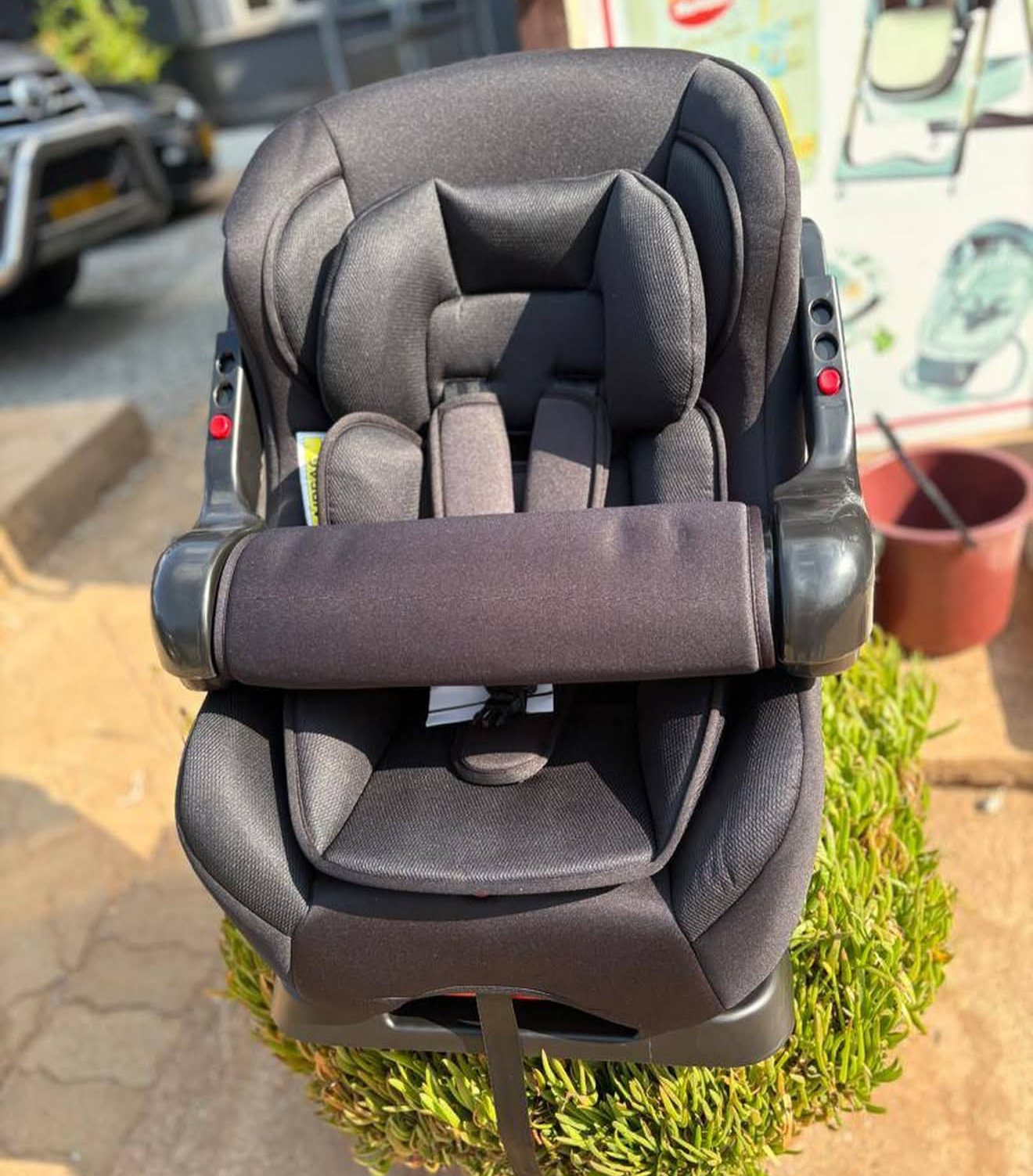Reclining baby car seat with extra security barrier Reclining baby car seat with extra security barrier offering more protection
