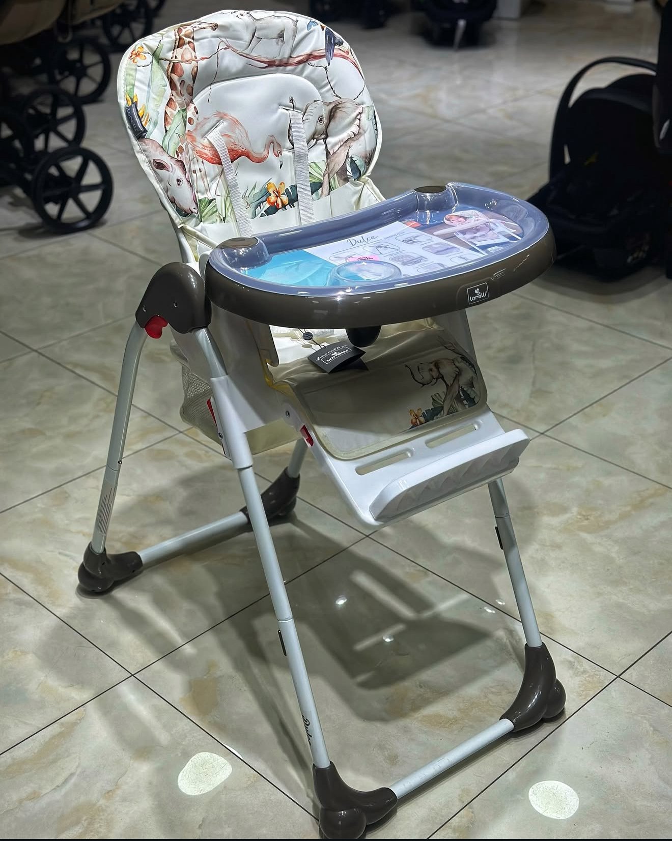 Height adjustable baby feeding chair Height adjustable baby feeding chair