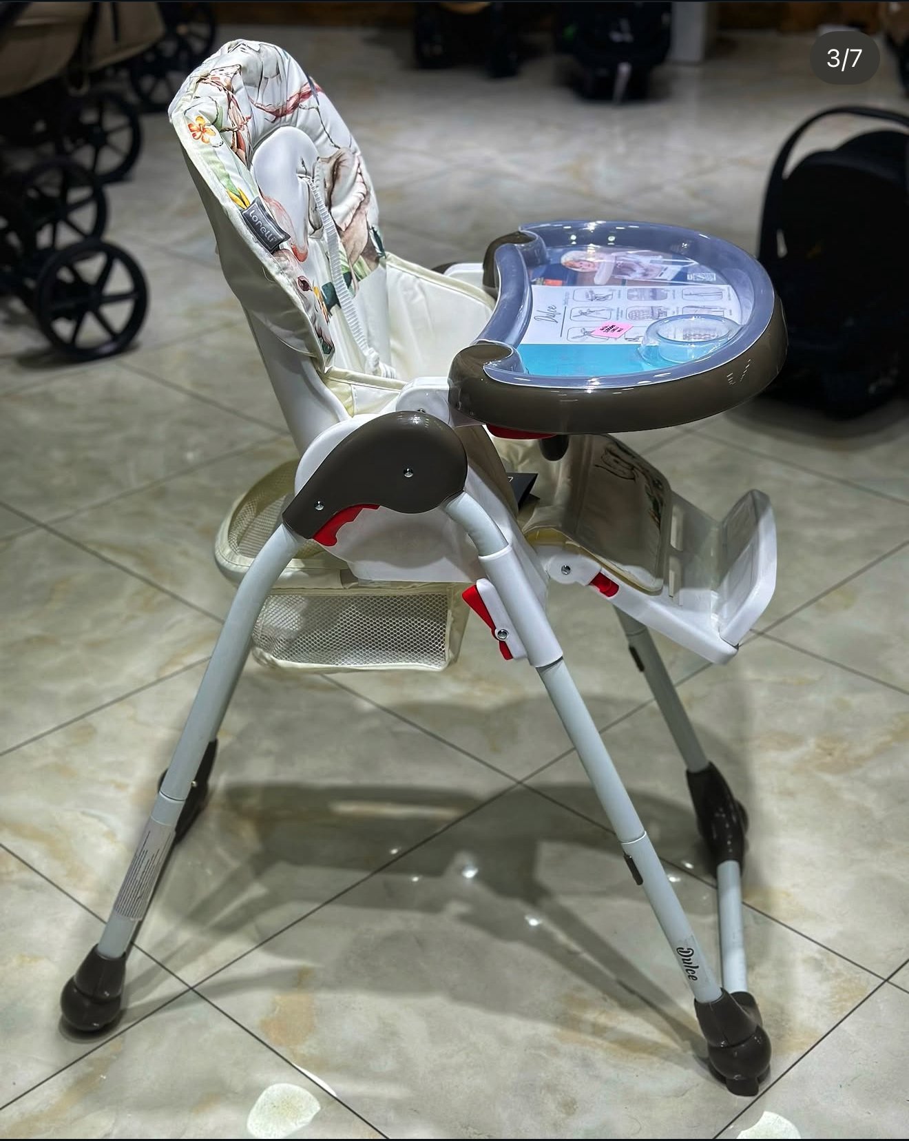 Height adjustable baby feeding chair Height adjustable baby feeding chair