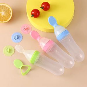 Silicone squeeze feeder for introducing purees