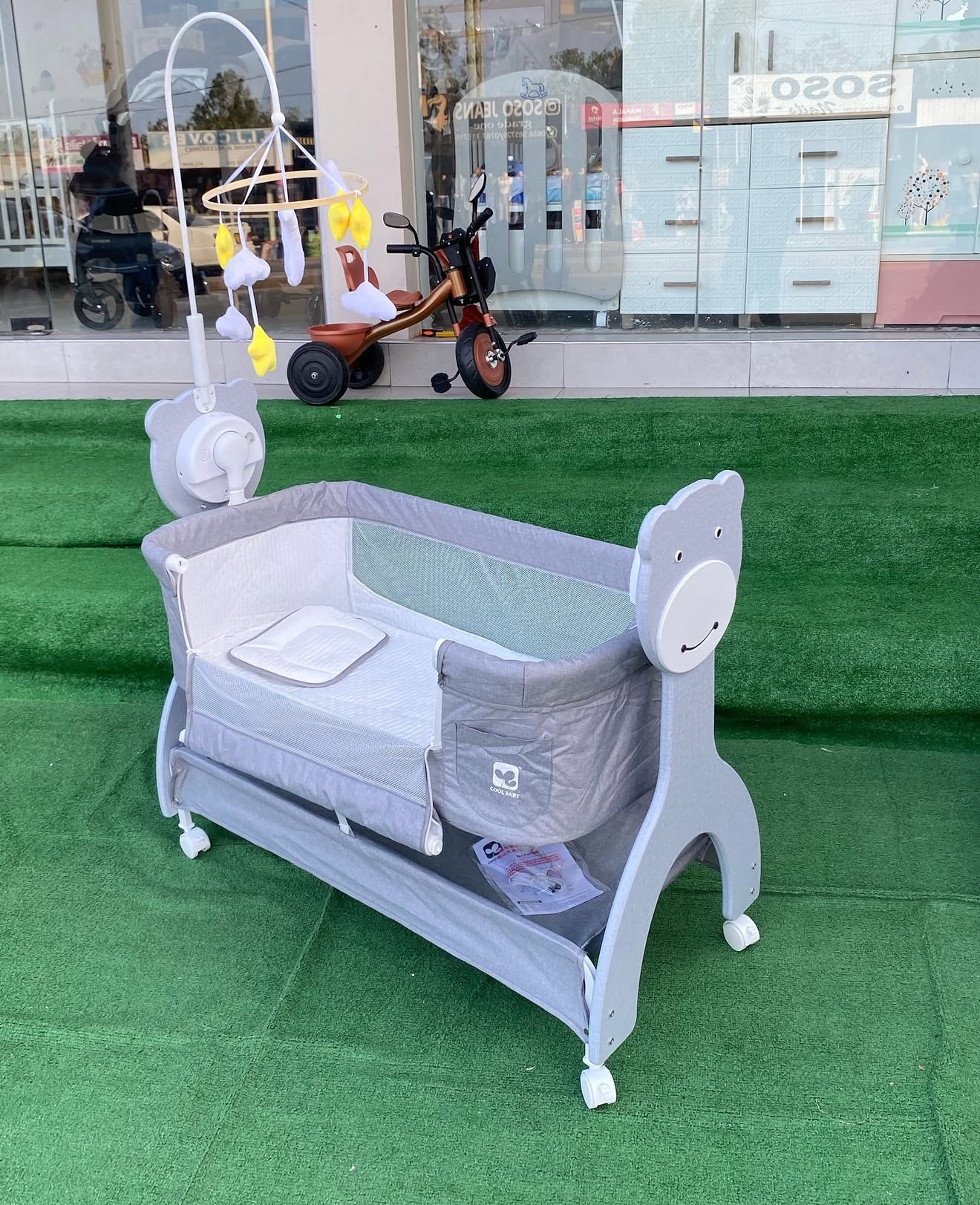 Baby Electric bed Co-Sleeper/bassinet with wheels and overhead toys Baby Electric bed Co-Sleeper/bassinet with wheels and overhead toys